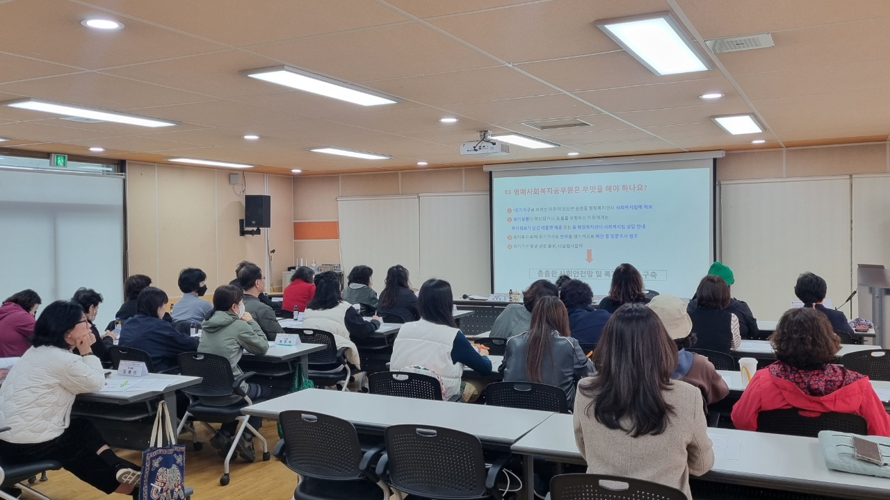 연수구 옥련1동 행정복지센터는 지난 25일 3층 대회의실에서 명예사회복지공무원인 통장자율회원을 대상으로 복지안전망 강화를 위한 소양 교육을 진행했다